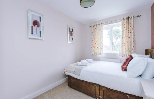 Relaxing 3 Bedroom Chester Home with garden - Photo 49