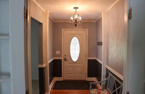 Large home with hot tub in serene wooded setting - Foto 12