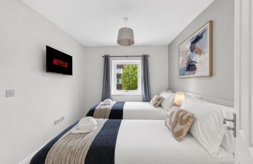 Stylish 3 Bedroom House - Excellent Location - Free Parking, Garden, Fast Wifi, Work Space and Self-Check-In by Yoko Property - Foto 3