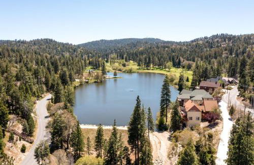 Lake Arrowhead Getaway with Decks and Game Room! - Foto 36