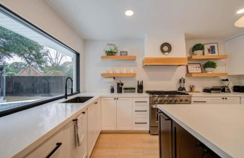 Spring Branch Paradise 4-BD Backyard Pool Oasis - Foto 12