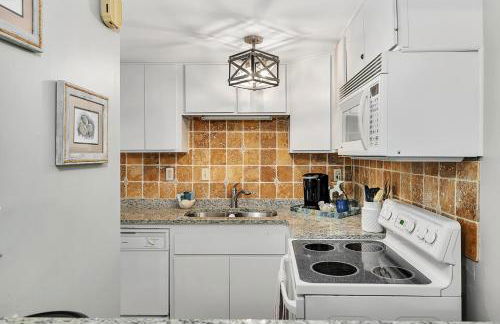 Steps to East Beach & Pet Friendly w/ 2 King Beds - Foto 17