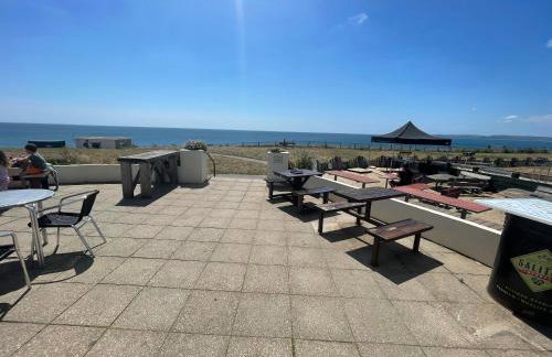 The Jungle Apartment - by Coastline Retreats - Jungle Themed Garden Apartment - Outdoor Bath - Next to Seafront - Childrens Toys - Superfast Wifi - Netflix - Disney - Foto 16