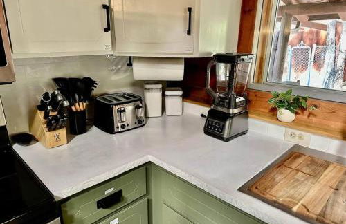 Charming Log Cabin in Tall Pines with Fire Pit Near Trails & Lake - Foto 20