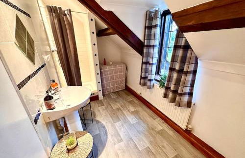 16th Century Farm House,6 Beds,5 BATHROOMS,SLEEPS 15,BBQ,HOT TUB,CINEMA ROOM WITH SURROUND SOUND,With Cymru Holidays - Foto 63