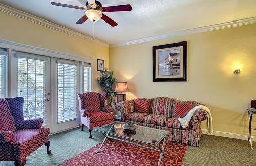 3-BR Condo with Dreamy Balcony Views, Walk to Pool - Foto 4