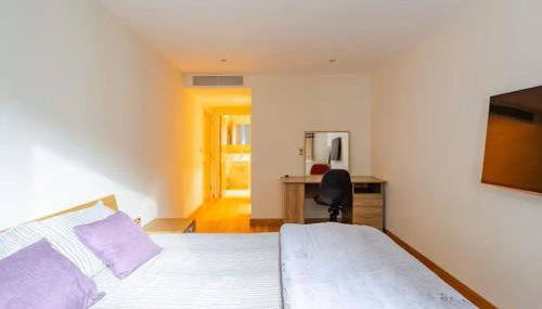 Chelsea Riverfront 2BR & Balcony - Foto 2