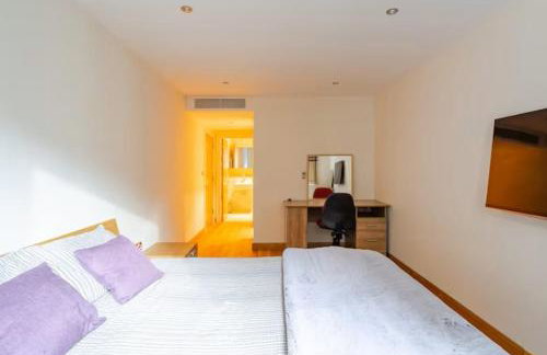 Chelsea Riverfront 2BR & Balcony - Foto 2