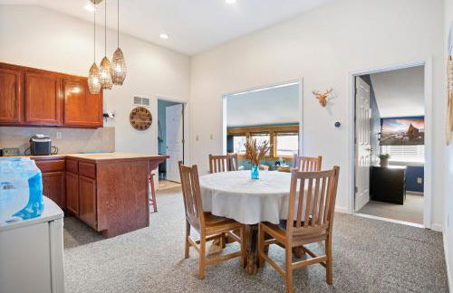 Pet-Friendly Lakefront Home in a Quiet Cove w/ Netflix, Outdoor Seating, Boat Slip - Foto 10