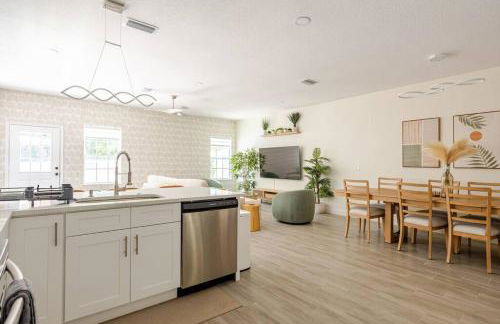 4 Bedroom 3 Full Bath Boho Oasis Saltwater Pool Near Downtown, North of Hyde Park Sleeps 12 Pets OK - Foto 10