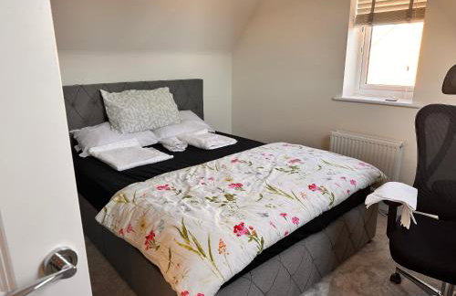 4 Bed Room Service Accommodation - 2 Parkings - Fibre Wi-Fi - Workstation - Foto 22