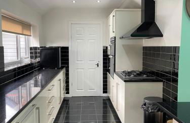 Spacious Family Home Minutes from the Beach - Foto 34