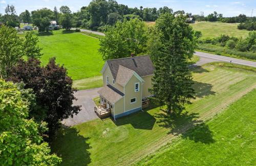 Hudson Restored Farmhouse with Fire Pit - Foto 36