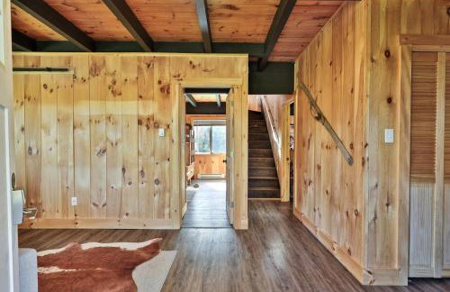 RoundTop Chalet - Hot Tub, Fire Pit & Mountain Views near Killington & Okemo - Foto 8