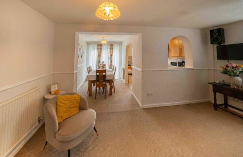 Spacious 3BR House By Kammili Properties in Westhoughton - Free Parking - Photo 10