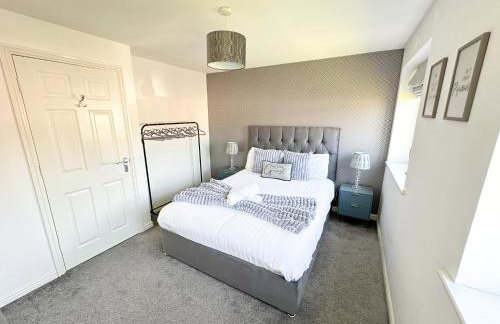 Luxury 4 Bed House - Free Parking - Contractors - Relocators - Foto 2