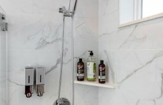 Luxury 2BR Stay Balcony Views and Free Parking - Foto 24