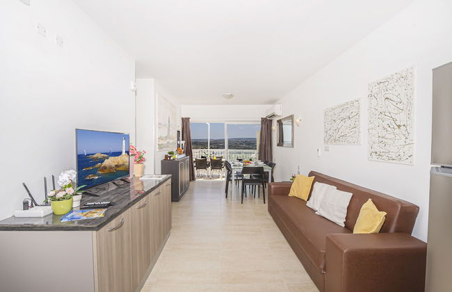 Summer Breeze Penthouse with large Terrace and Hot Tub by Getaways Malta - Foto 10