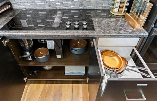 LUX Treehouse on Private Lake next to Lake Conroe with Game room, Paddleboards, Lake Views, and more! - Foto 6