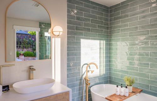 @ Marbella Lane - Vibrant & Chic Designer Home - Photo 4