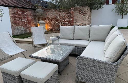 Double-Bed Bedroom, Living Room and Kitchenette, private Bathroom and Utility Room available at Willow House, Shepperton - Foto 28