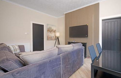 3BR Home Sleeps 6 Near Airport with Parking - Foto 11