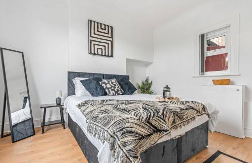 Stylish 4Bed Executive Stay WiFi and Parking - Photo 8