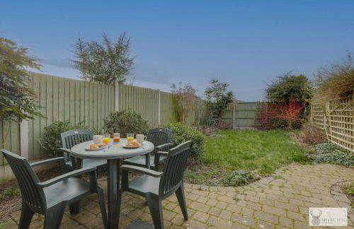 Spacious Whitwick Stay 3-Story House - Photo 16