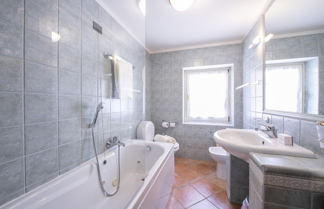 Alberta's Liberty House With Pool - Photo 20