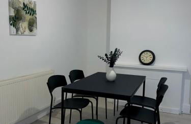 Modern 3-BR Home on Edge of City Center With Free Parking - Foto 16