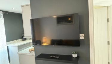 Cosy Modern Flat with garden - Photo 4