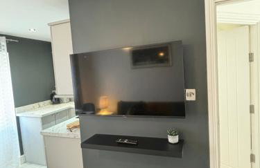 Cosy Modern Flat with garden - Photo 4