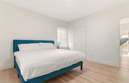 New Modern Updated Secure and Private Home - Foto 35