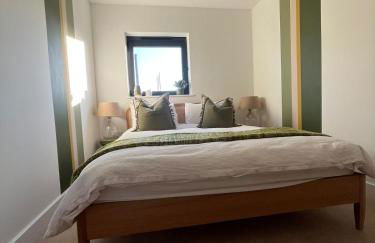 Still Waters - Luxury Lakeside Retreat with Hot Tub - Photo 55