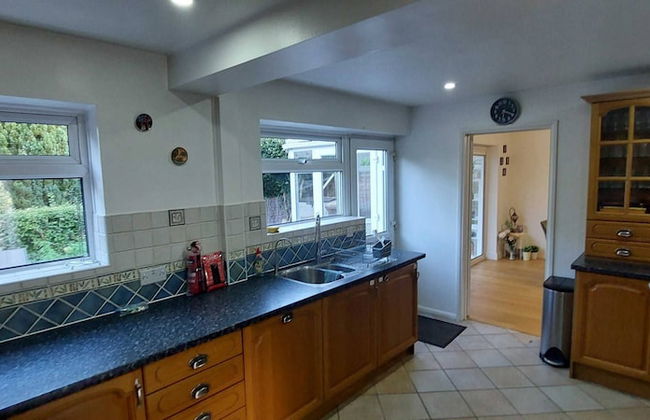 Luxury 5 Bedroom 2 BA House with Parking - Foto 17