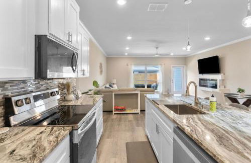 Stylish Townhouse with BBQ, Pool & Near Beach - Foto 8