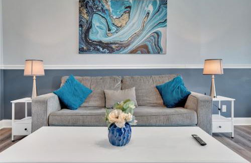 Shades of Gray 4BR Home w Mini Fridges - Foto 14