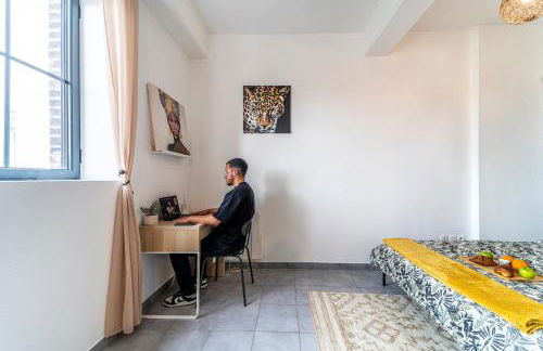 Stay Cosy Lille I Tourcoing - Appartement - Hypercentre - Parking securise - Wifi - Netflix - Cuisine - Foto 6