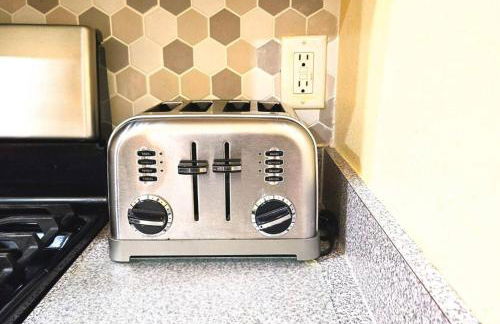 Joyful and Bright 4 Bedroom 3 Bathroom Pool Home - Foto 24