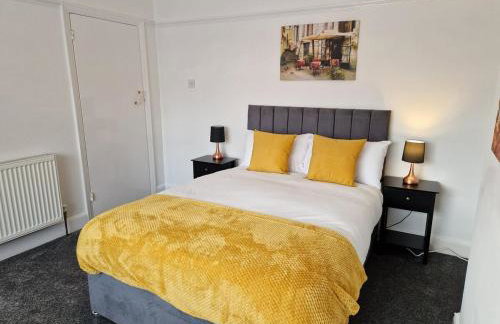 Stylish 4BR House, Sleeps 7, High-Speed Wi-Fi, Long Stay Friendly - Foto 9