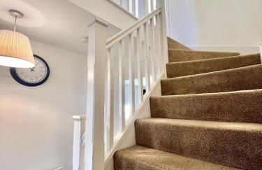 Rushden - 5 Beds Modern Home, Free Private Parking, TV, Garden - Foto 7