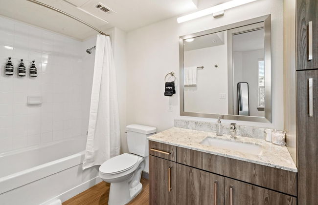 Arlington Artistic 2BD 2BA Apartment - Foto 14