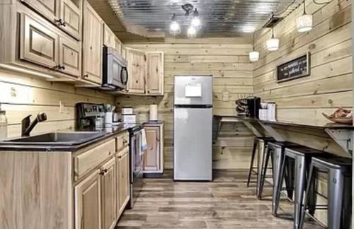 Rustic Barn Retreat w Hot Tub Game Room & FirePit - Foto 4