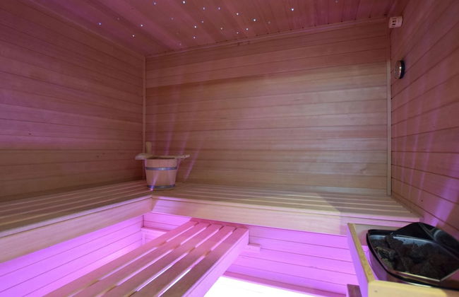 Luxury House with Indoor Pool, Sauna, Hot Tub - Photo 25