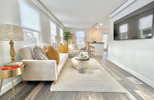 Luxury 4 bedroom 2 bath Lake Views - Photo 11