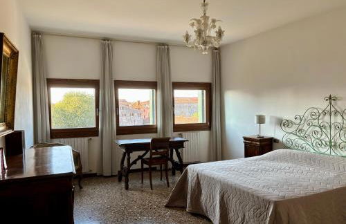 Large Three-bedroom Apartment with Canal View in Cannaregio - Foto 4
