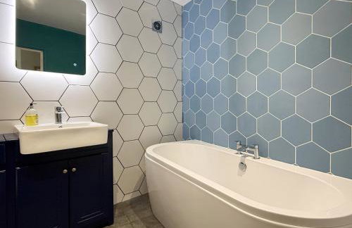 Historic Hampshire Cottage with Private Putting Green - Photo 35