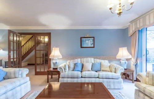 Tudor Style Seafront Home Sea Views Shoebury - Pass the Keys - Foto 2