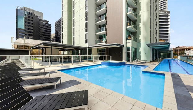 2BR Epic Views CBD 2 Cars Pool Wine Gym Netflix - Foto 2, Habitación