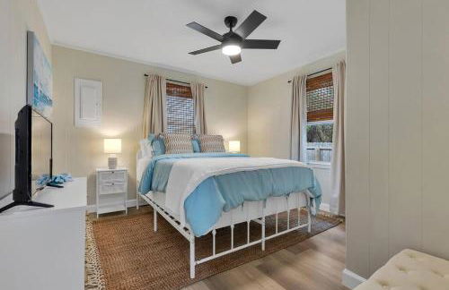 Coastal 3BD Bungalow One Block from Scenic Walkway - Foto 26